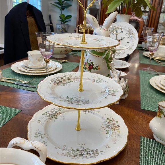 ROYAL ALBERT HAWORTH TIERS CAKE